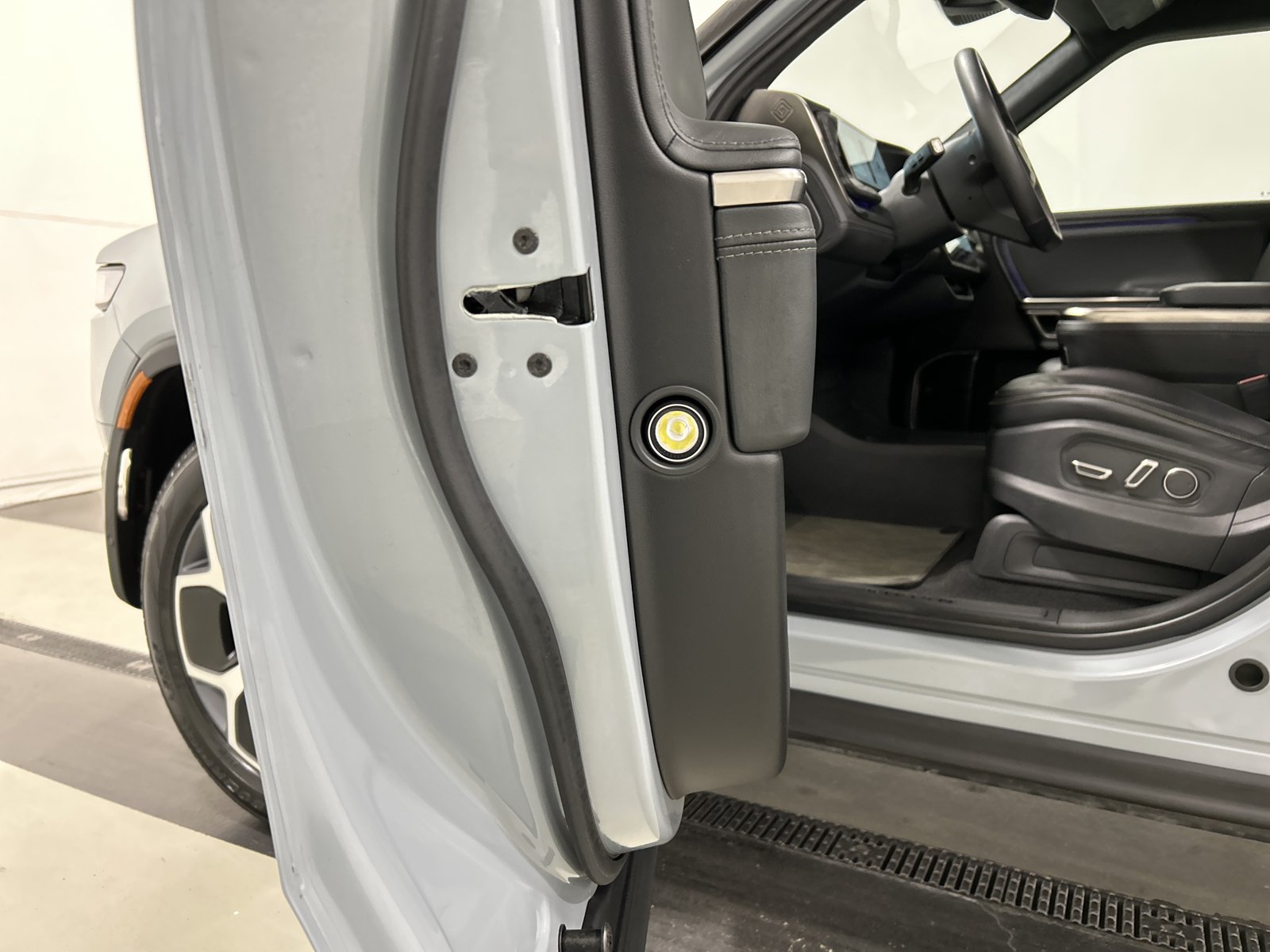 Used 2024 Rivian R1S Adventure AWD/4WD image 32