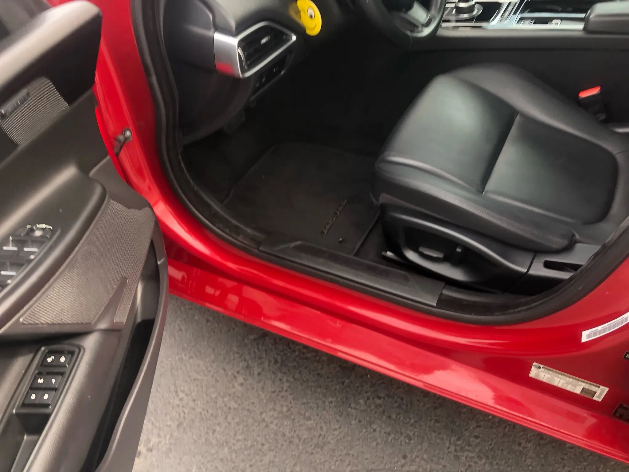 Used 2018 Jaguar XE Premium image 11