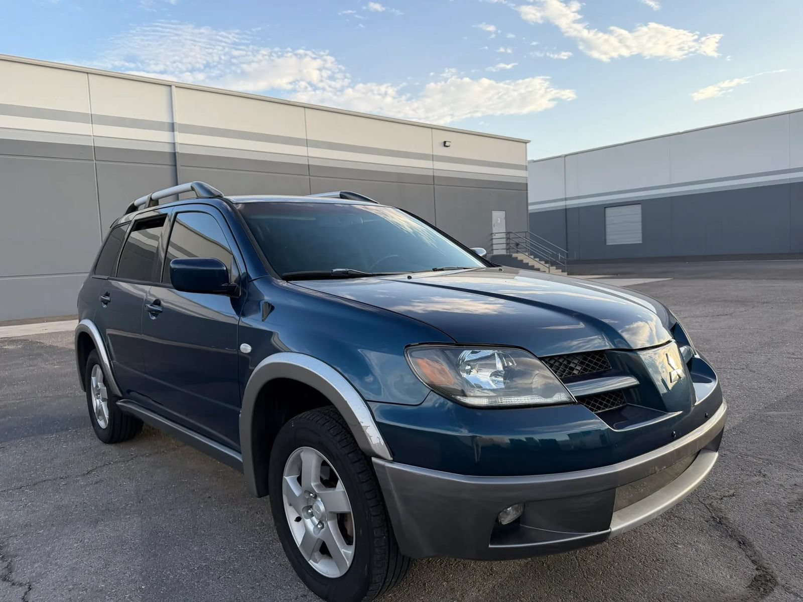 Used 2004 Mitsubishi Outlander XLS AWD/4WD image 3