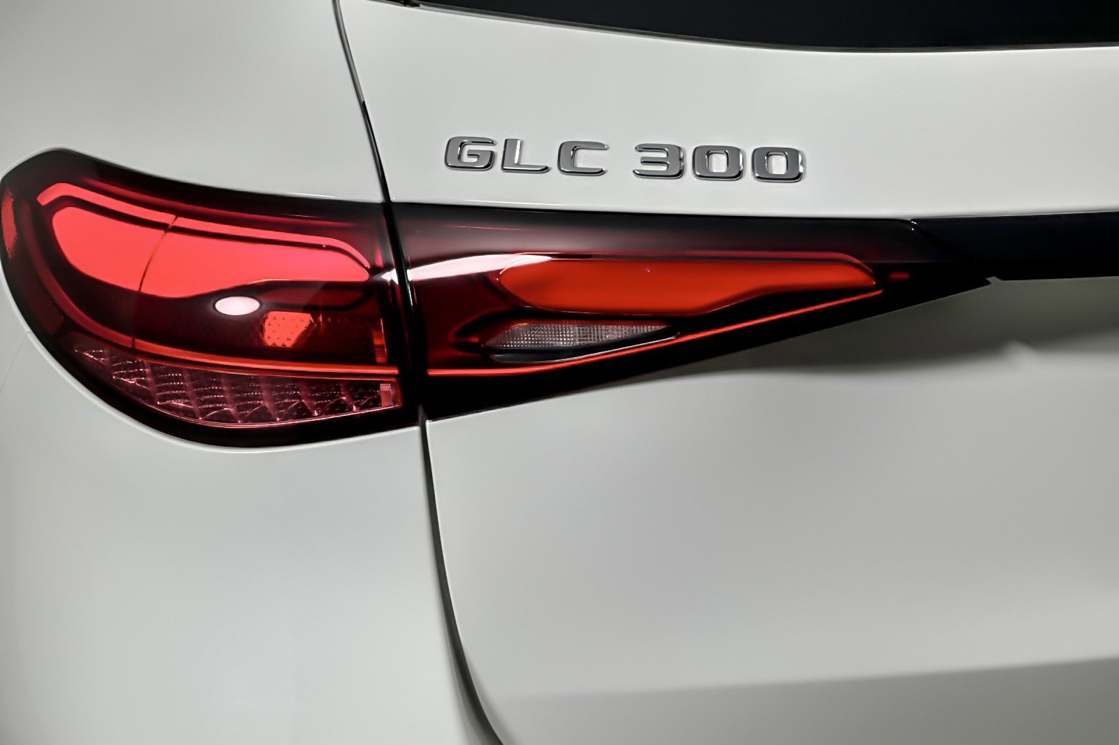 Used 2025 Mercedes-Benz GLC 300 4MATIC image 26