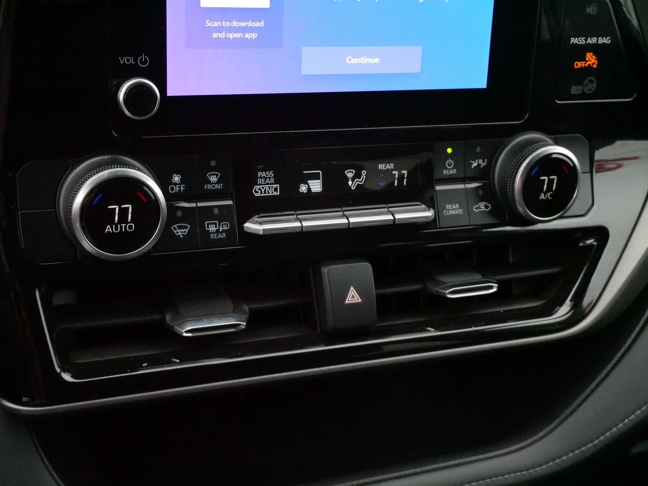 Certified 2024 Toyota Highlander LE AWD/4WD image 24