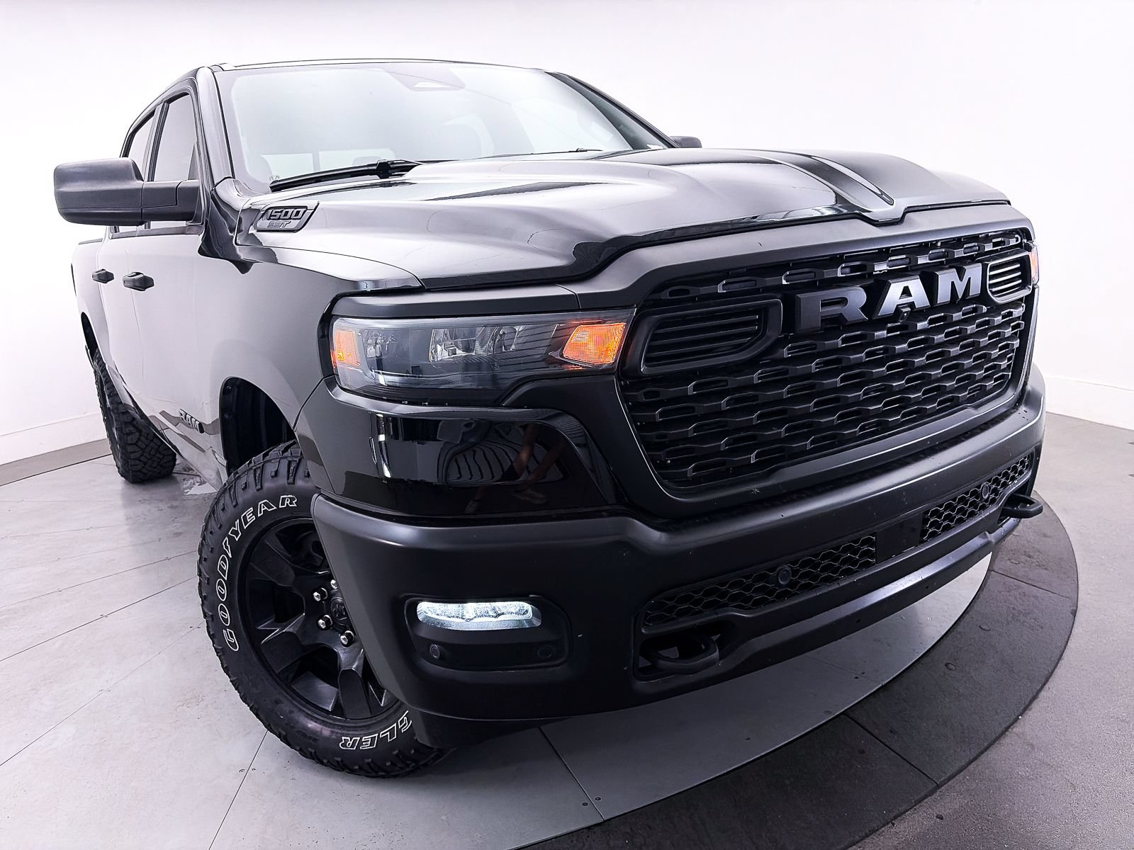 Used 2025 RAM 1500 Warlock AWD/4WD image 9