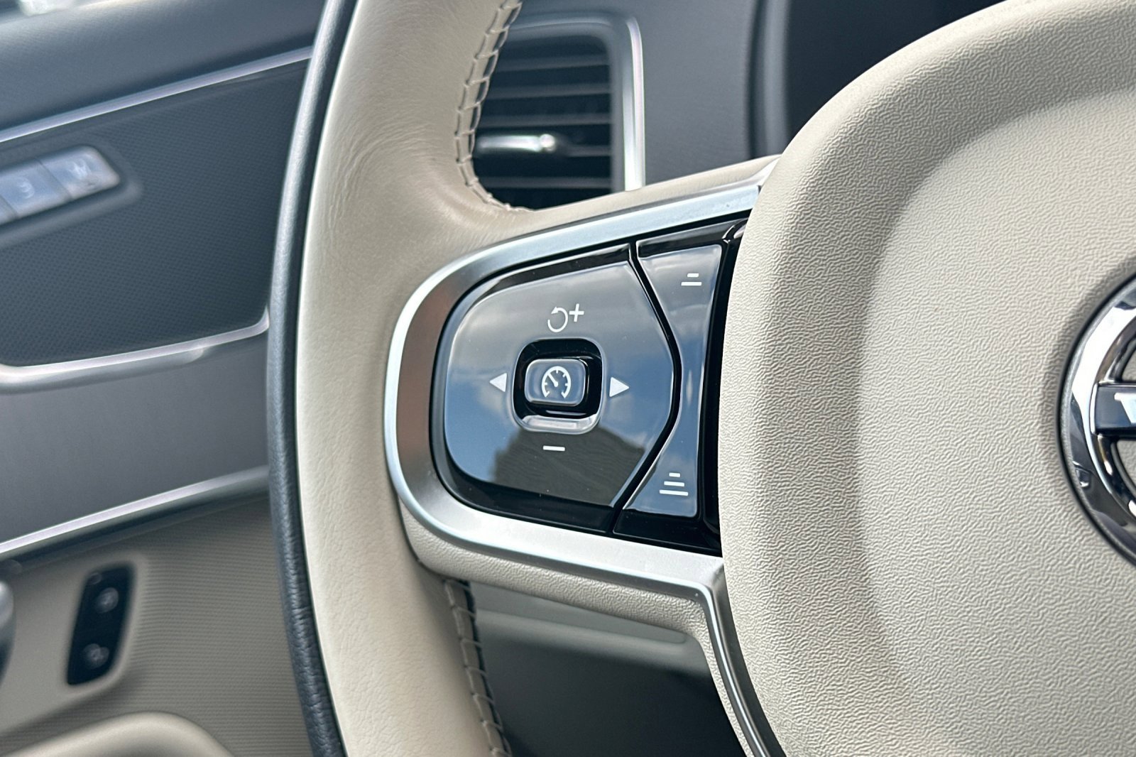 Certified 2025 Volvo XC90 B5 Core w/ Protection Package Premier image 28