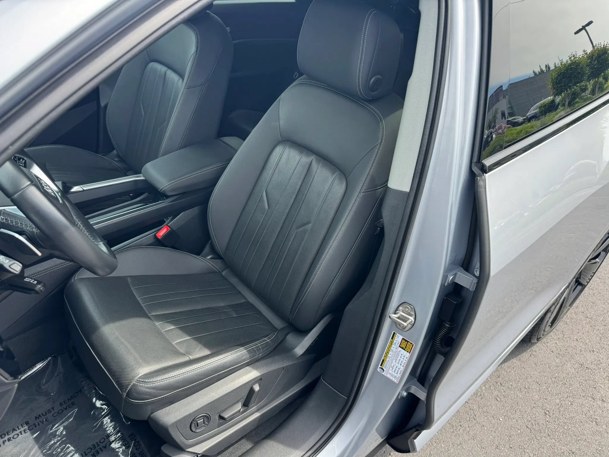 Used 2022 Audi e-tron Premium Plus w/ Premium Plus Package AWD/4WD image 24