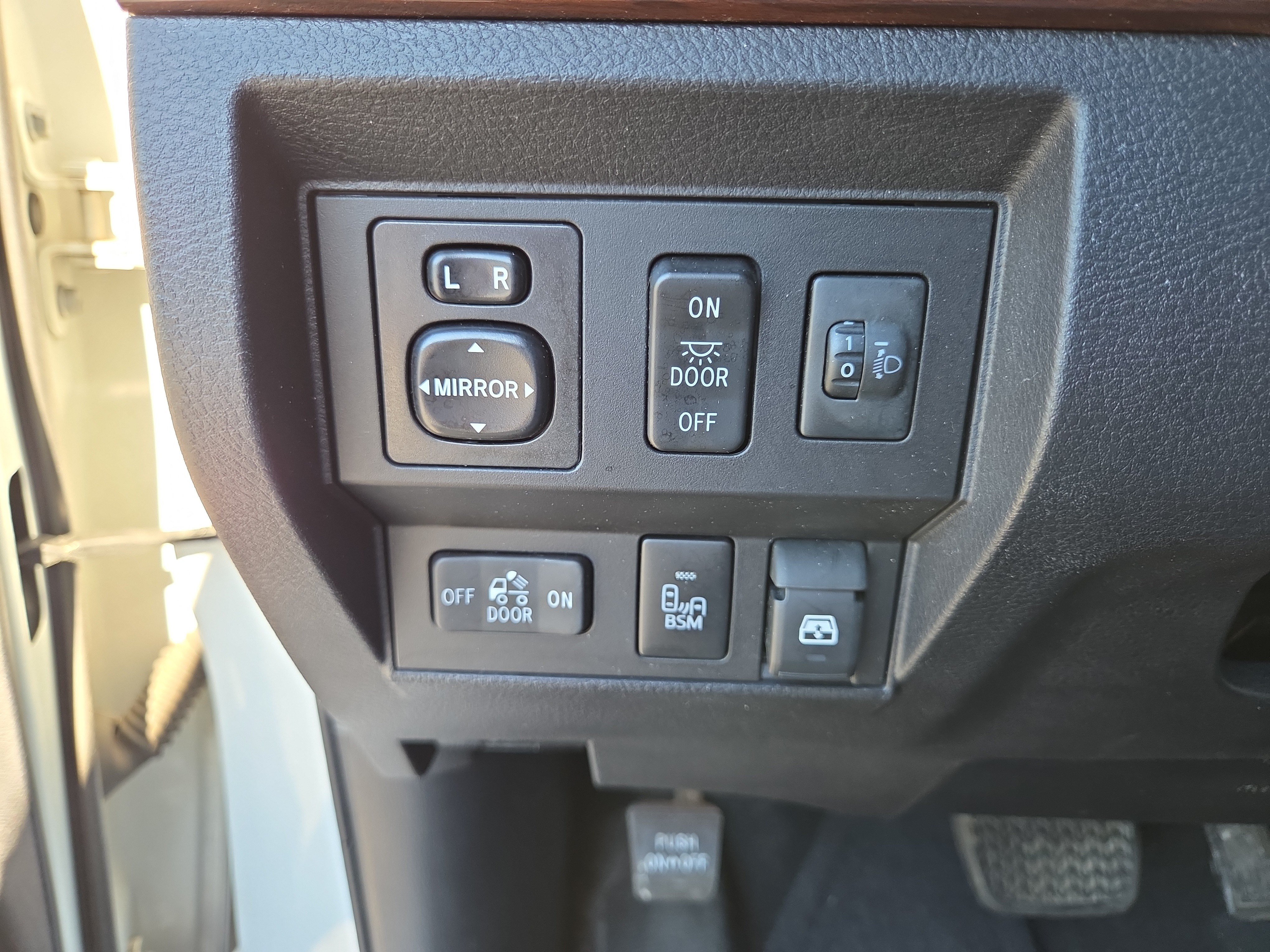 Used 2016 Toyota Tundra Limited w/ Limited Premium Package AWD/4WD image 32