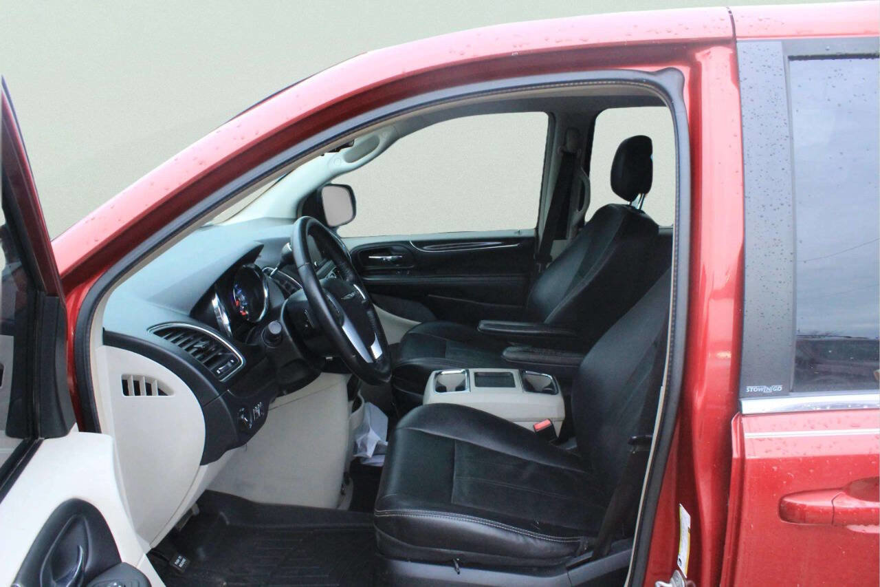 Used 2013 Chrysler Town & Country Touring w/ Trailer Tow Group FWD image 9