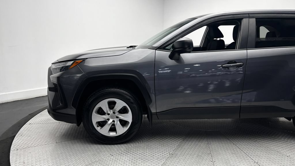 Used 2023 Toyota RAV4 LE AWD/4WD image 5