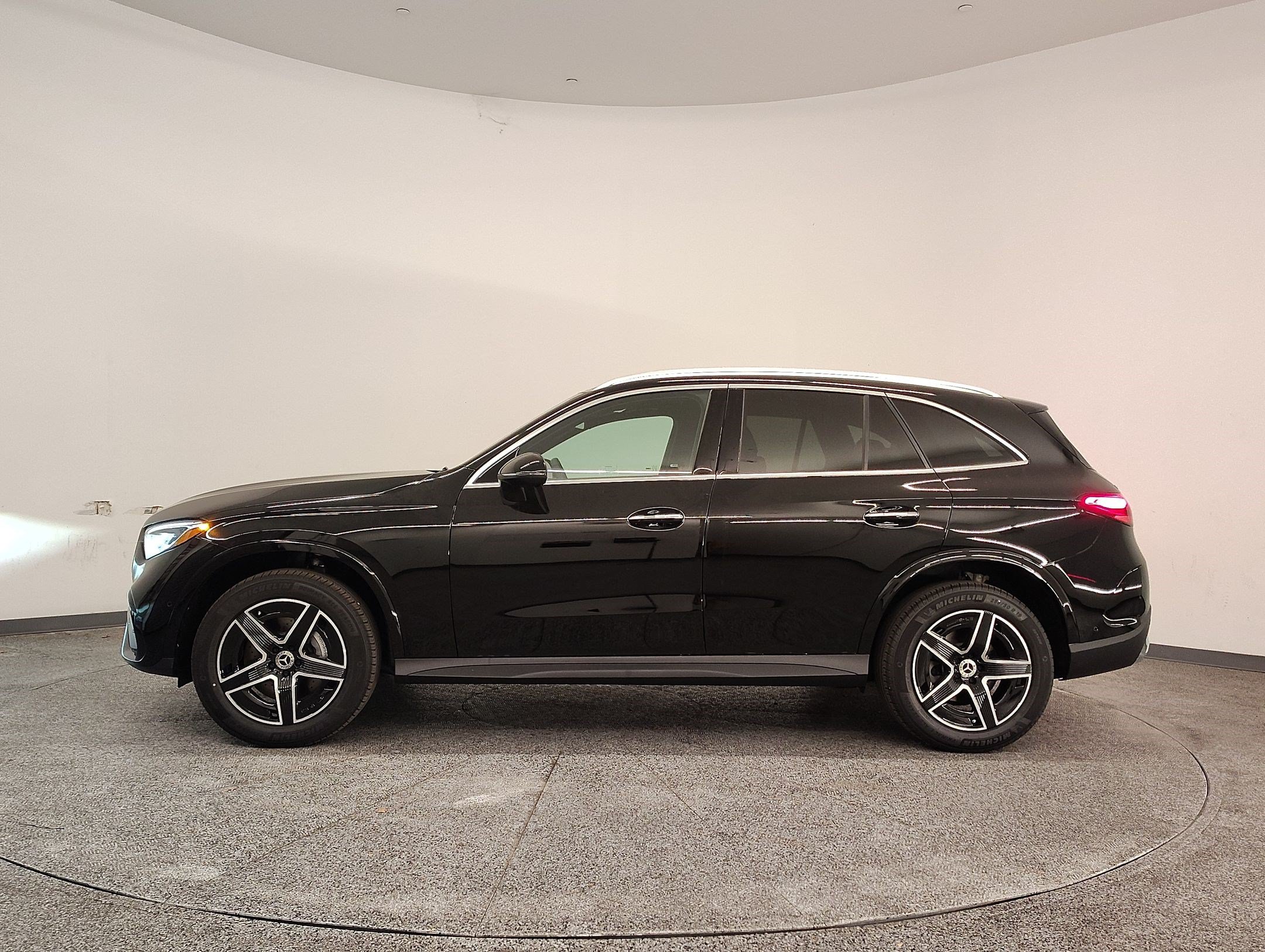 Used 2026 Mercedes-Benz GLC 300 image 2
