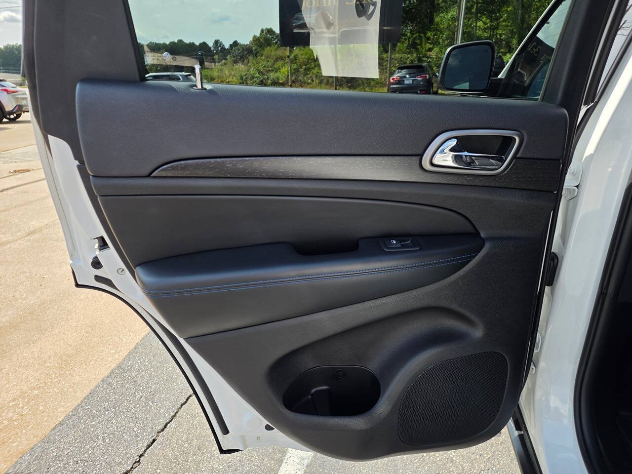 Used 2018 Jeep Grand Cherokee Laredo AWD/4WD image 15