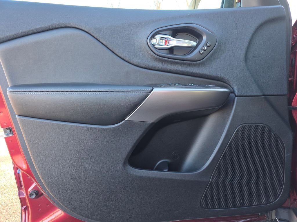 Used 2019 Jeep Cherokee Limited image 13