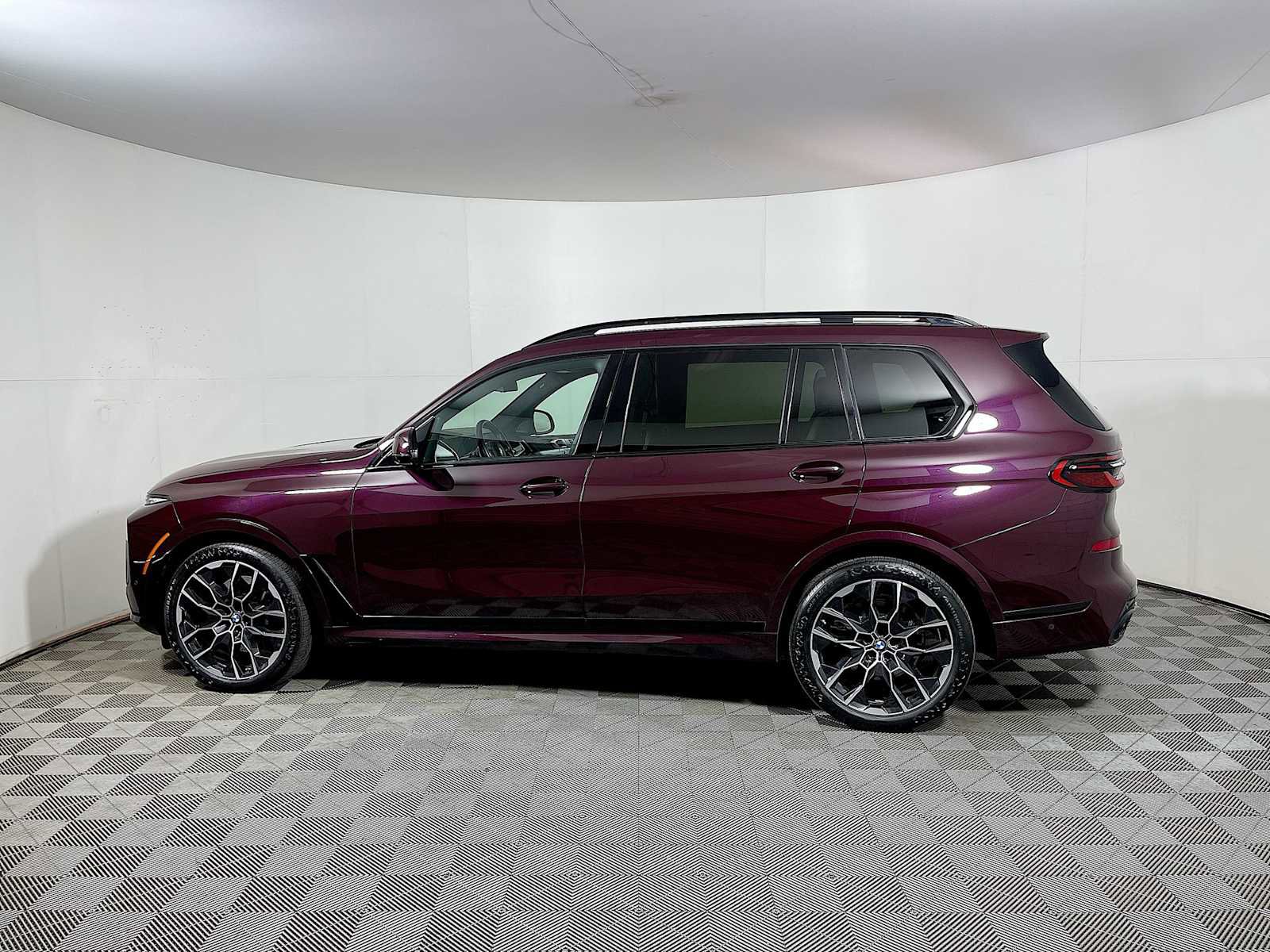 Certified 2023 BMW X7 xDrive40i w/ M Sport Package image 3