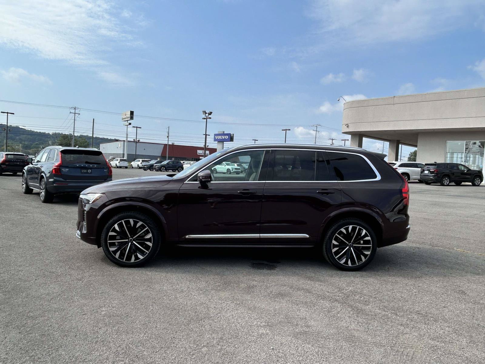 Certified 2025 Volvo XC90 B6 Core w/ Climate Package AWD/4WD image 4