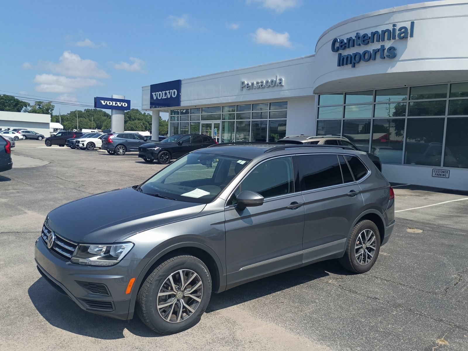 Used 2020 Volkswagen Tiguan SE w/ Panoramic Sunroof Package FWD image 2