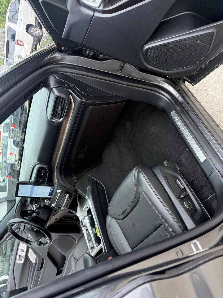 Used 2020 Ford Explorer Platinum w/ Premium Technology Package AWD/4WD image 16