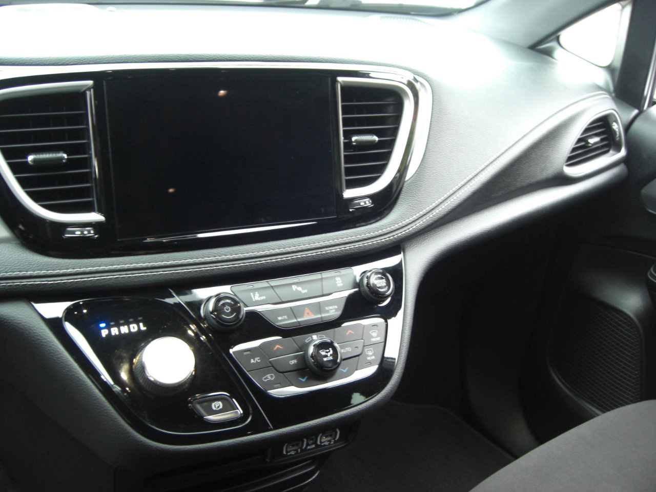 Used 2021 Chrysler Pacifica Touring w/ S Appearance Package image 8