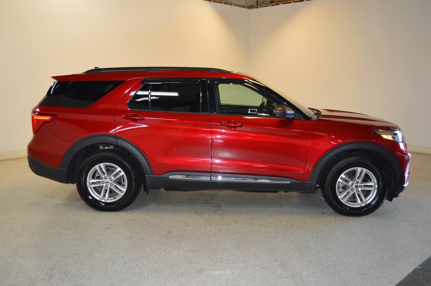 Used 2021 Ford Explorer XLT w/ Class III Trailer Tow Package AWD/4WD image 2