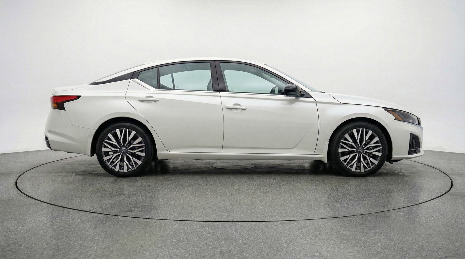 Used 2025 Nissan Altima 2.5 SV image 11