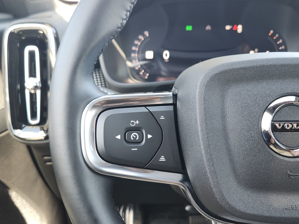 Used 2025 Volvo XC40 B5 Plus AWD/4WD image 17