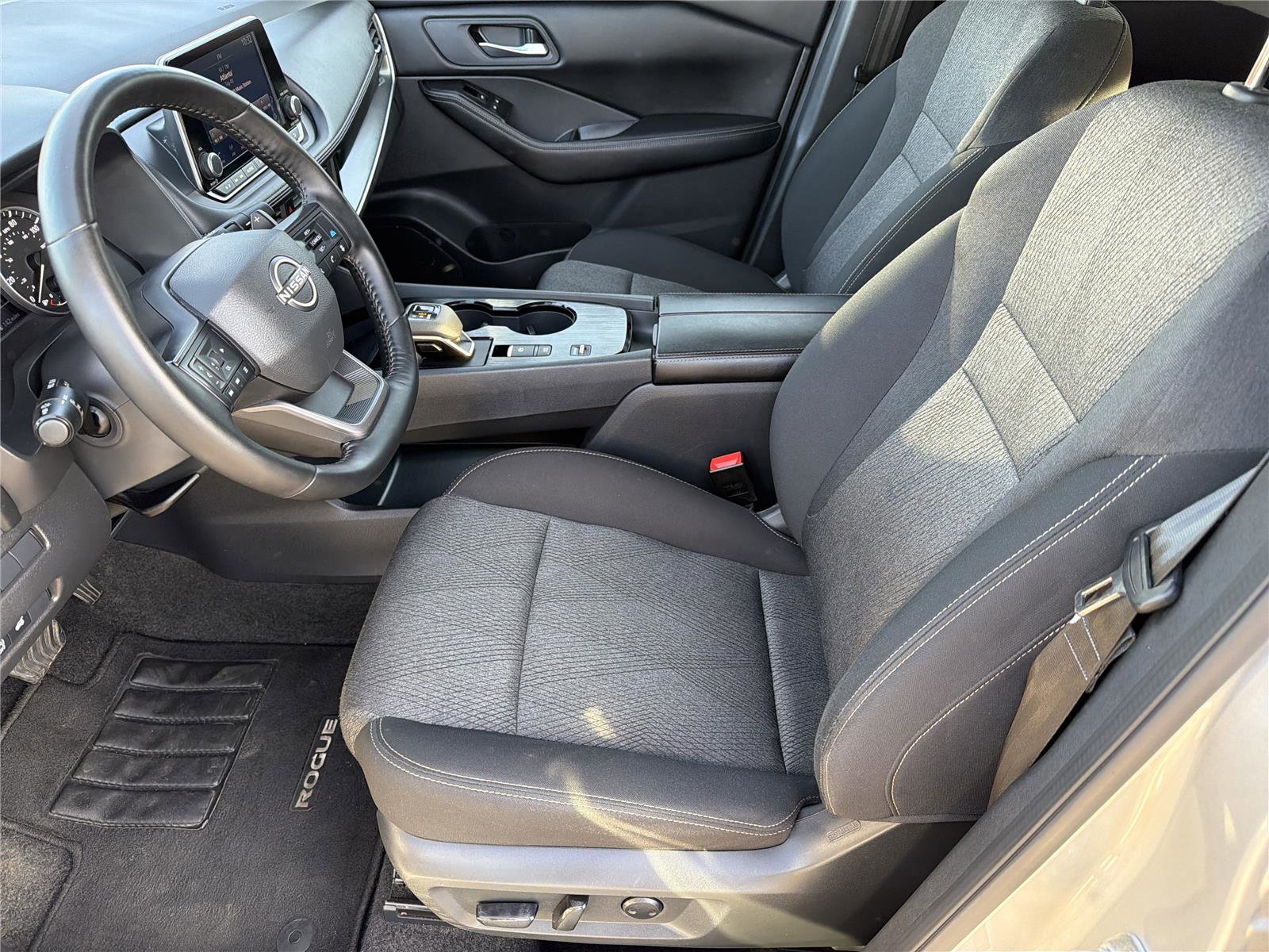 Used 2025 Nissan Rogue SV image 7