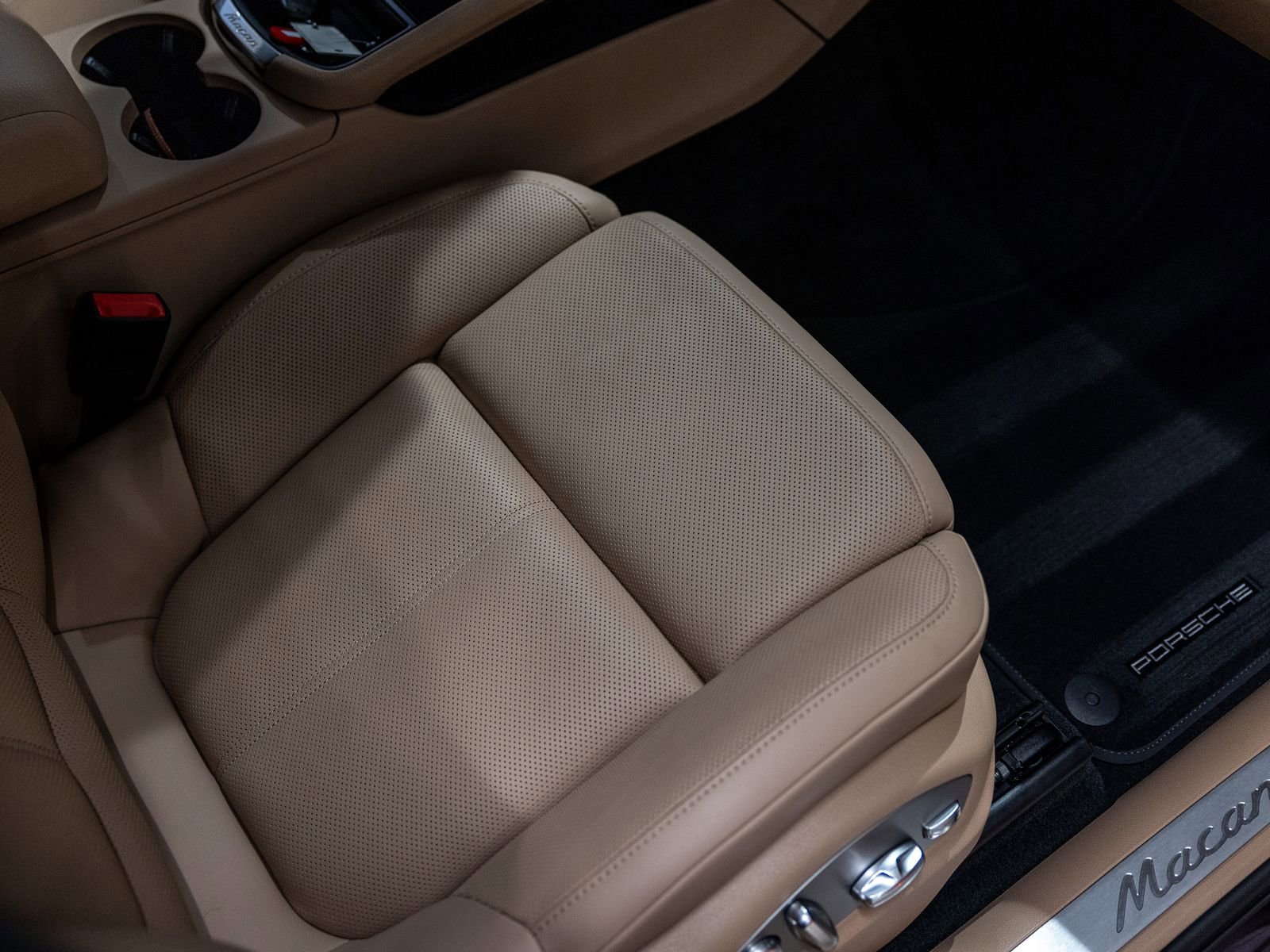Certified 2024 Porsche Macan AWD/4WD image 35
