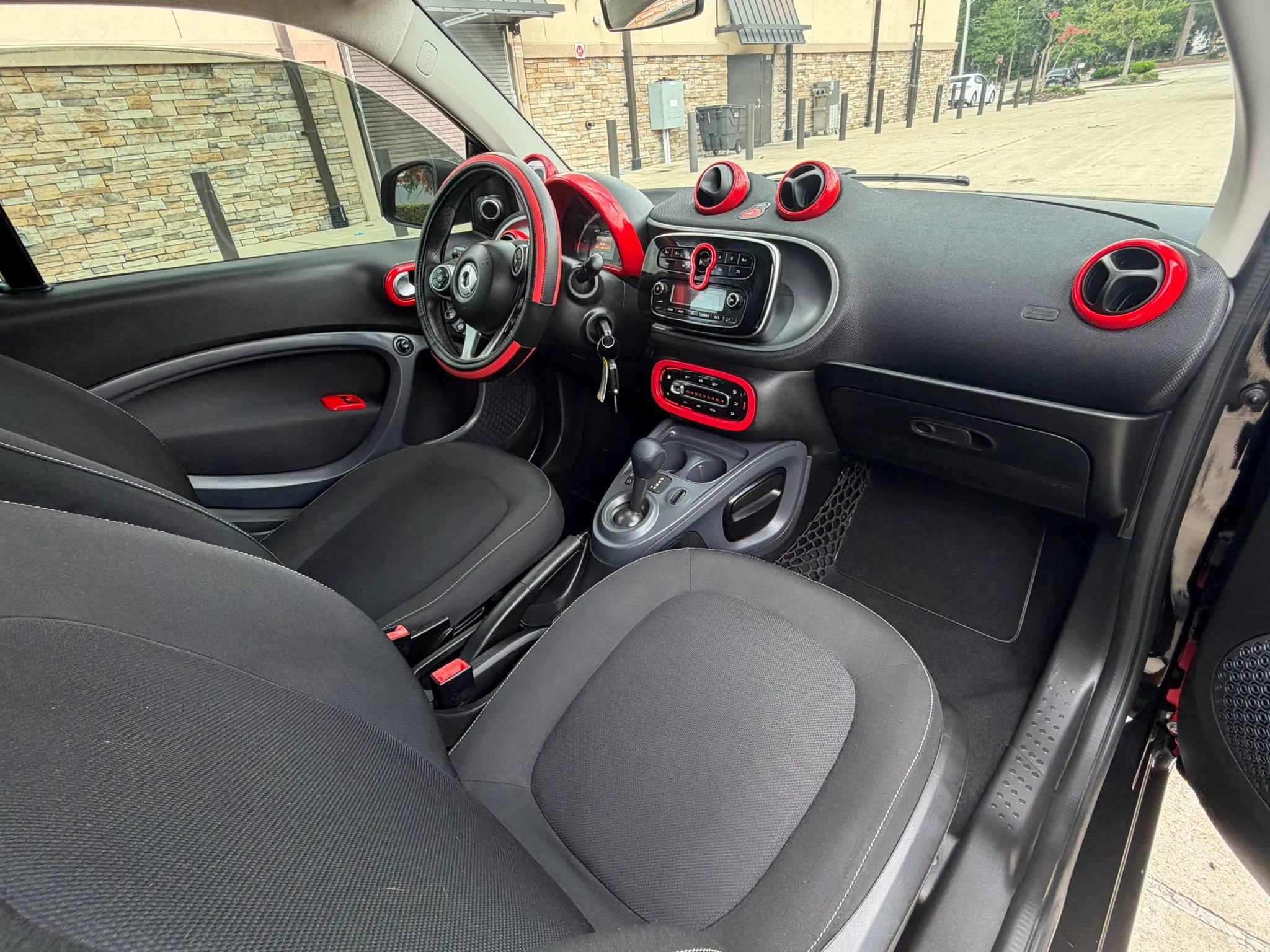 Used 2017 smart fortwo passion RWD image 10