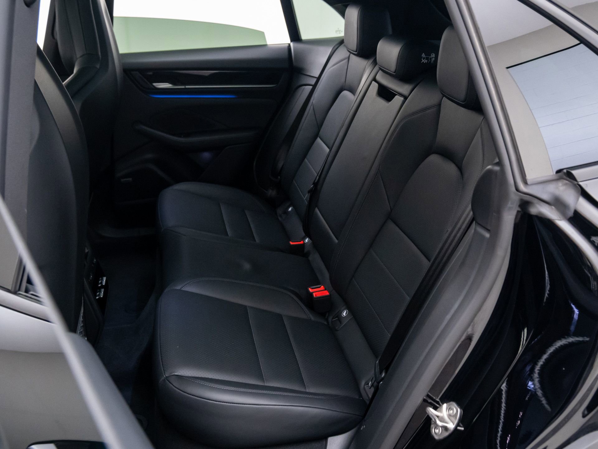 Certified 2025 Porsche Macan 4 Electric AWD/4WD image 19
