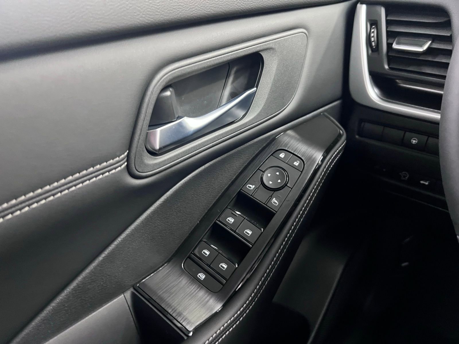 Certified 2025 Nissan Rogue SV w/ SV Premium Package image 17