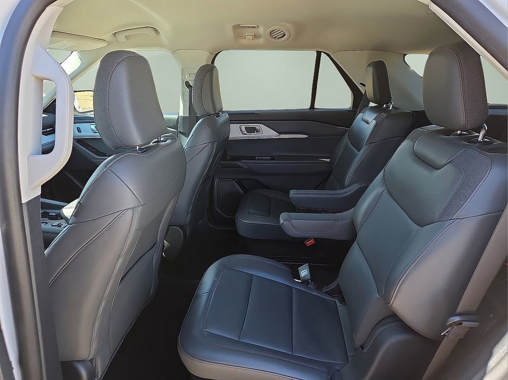 Used 2025 Ford Explorer Active w/ Active Comfort Package image 18