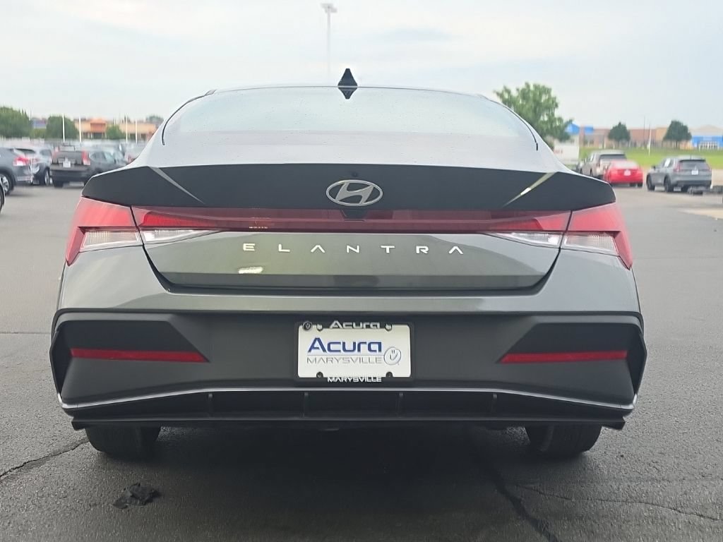 Used 2024 Hyundai Elantra SE FWD image 6