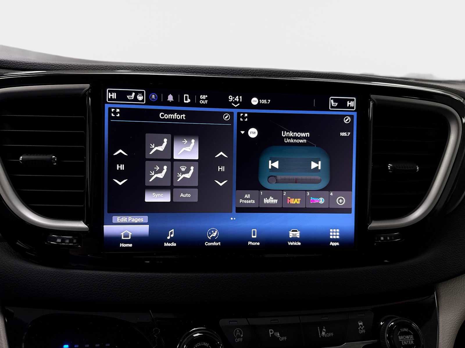 Used 2024 Chrysler Pacifica Touring-L image 18