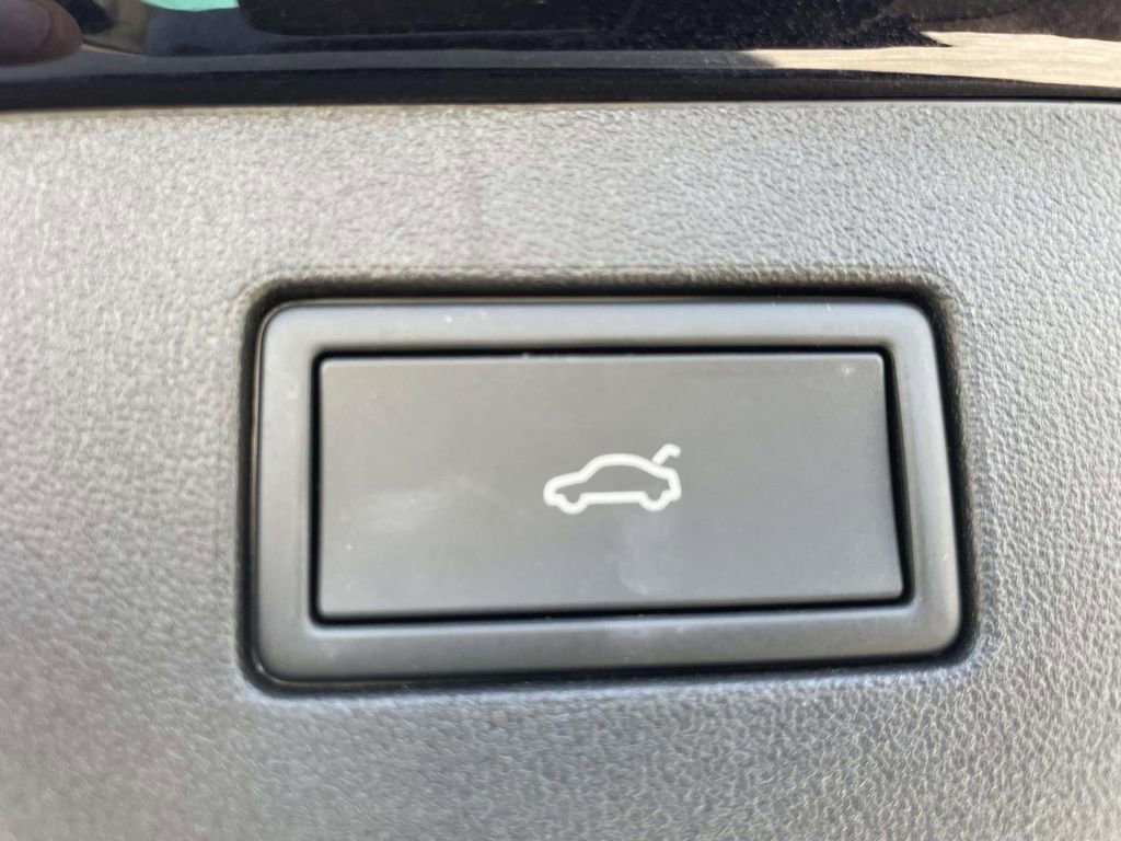 Certified 2025 Volkswagen Tiguan SE FWD image 9