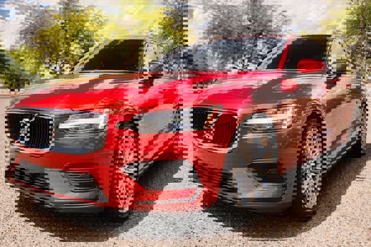 Used 2020 Volvo S60 T6 Momentum image 3