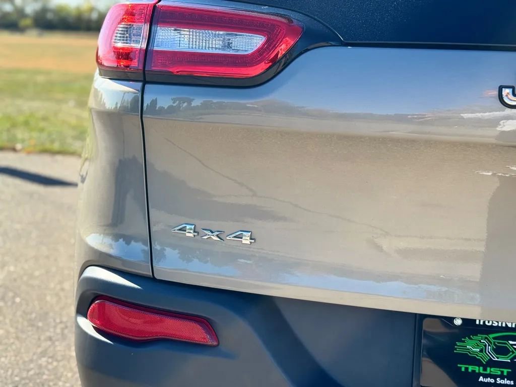 Used 2017 Jeep Cherokee Latitude w/ Cold Weather Group image 6