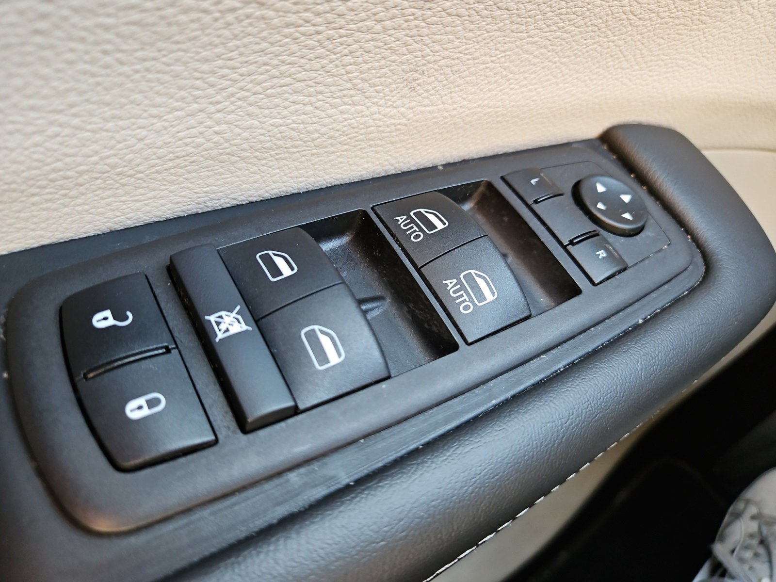 Used 2024 Chrysler Pacifica Touring-L image 22