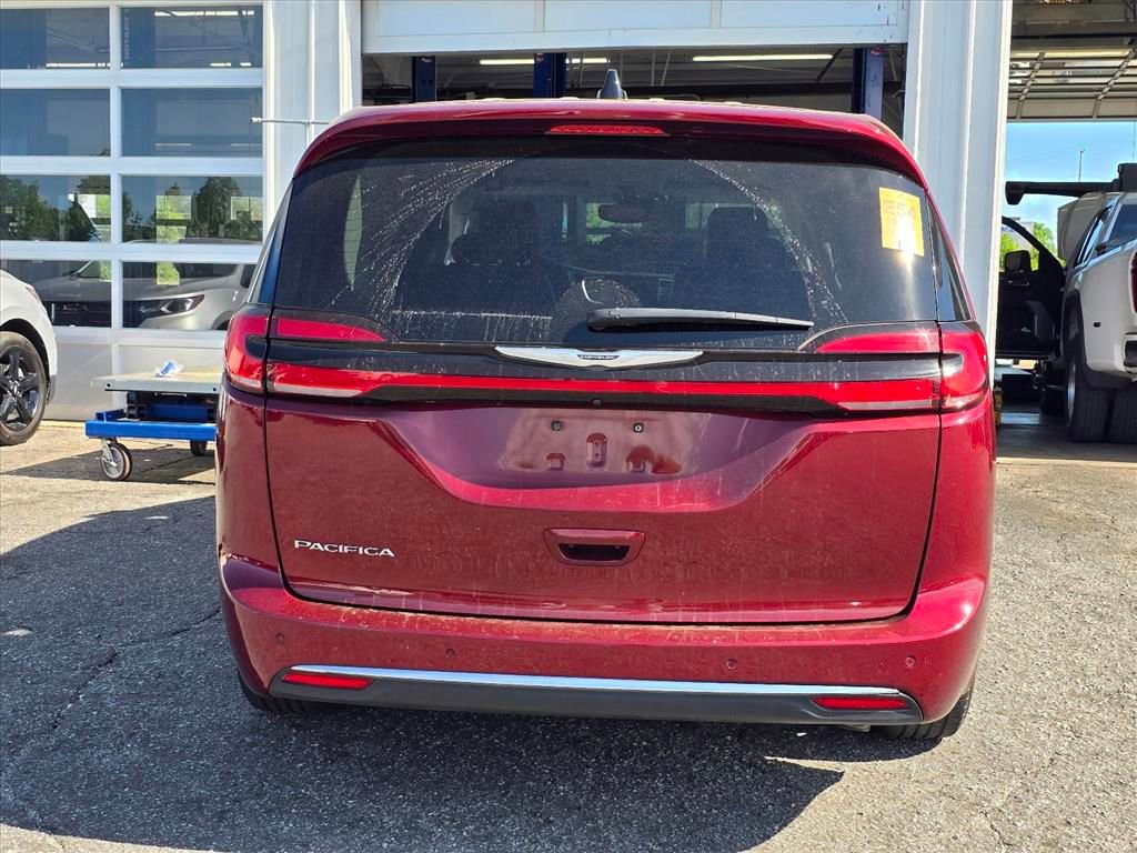 Used 2023 Chrysler Pacifica Touring-L image 16