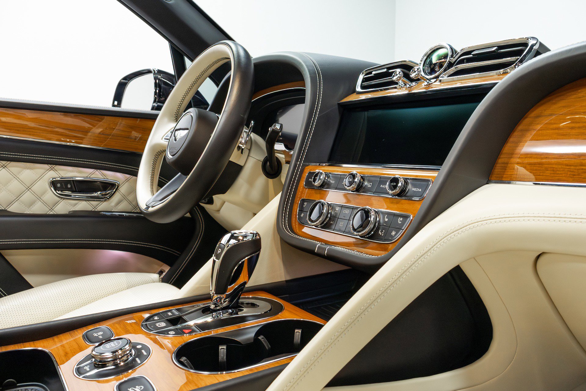 Used 2021 Bentley Bentayga w/ First Edition Specification AWD/4WD image 27