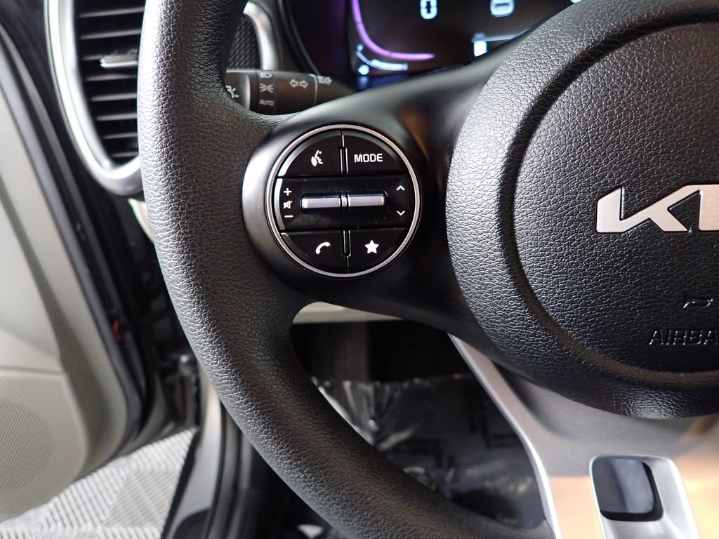 Used 2025 Kia Soul LX w/ LX Technology Package FWD image 29
