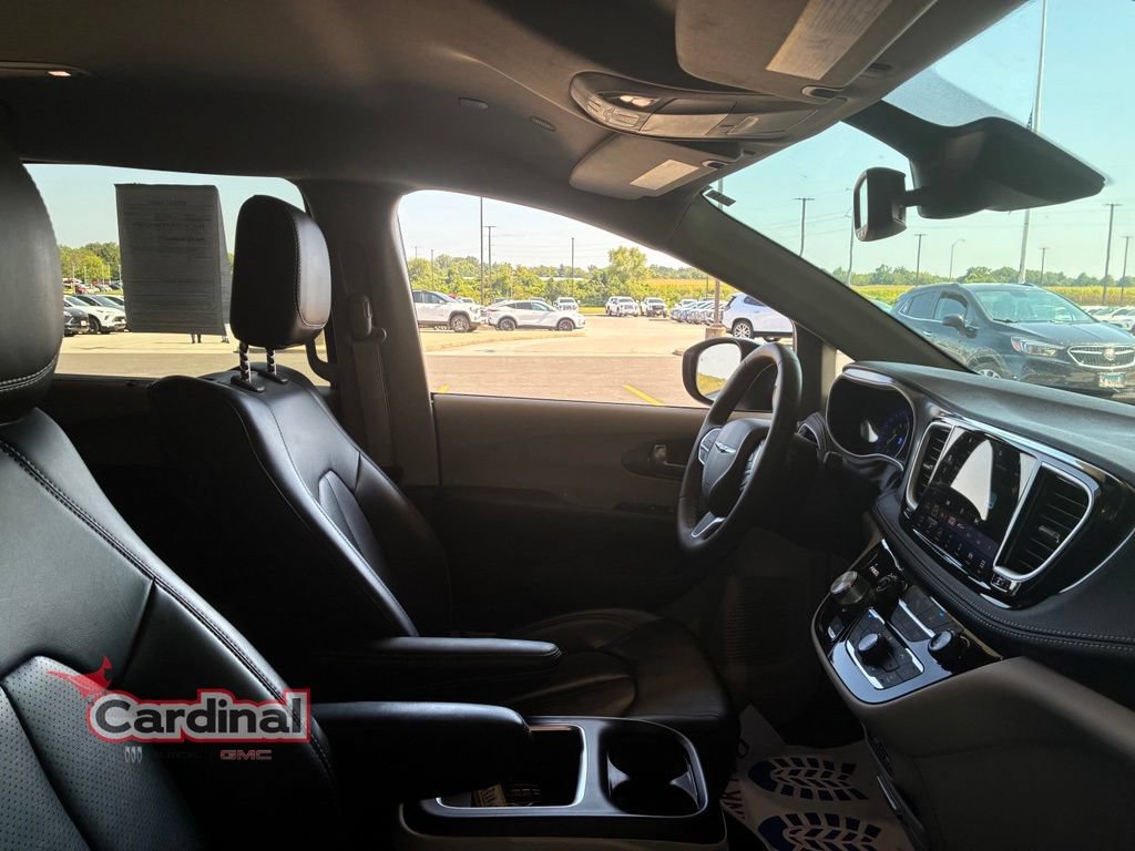 Used 2023 Chrysler Pacifica Touring-L w/ Uconnect Theater Family Group AWD/4WD image 19