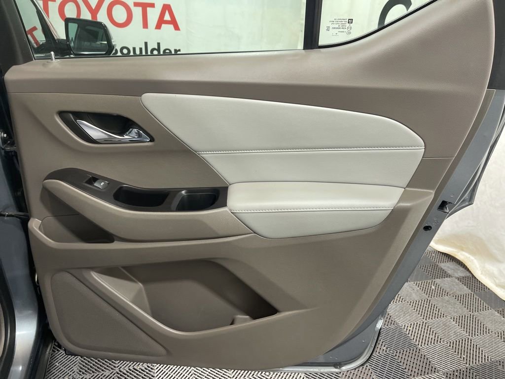 Used 2020 Chevrolet Traverse LT image 13