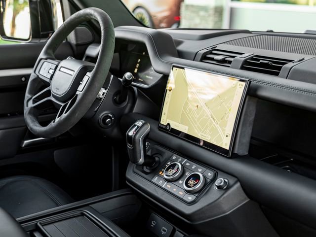 Used 2023 Land Rover Defender 110 V8 image 32