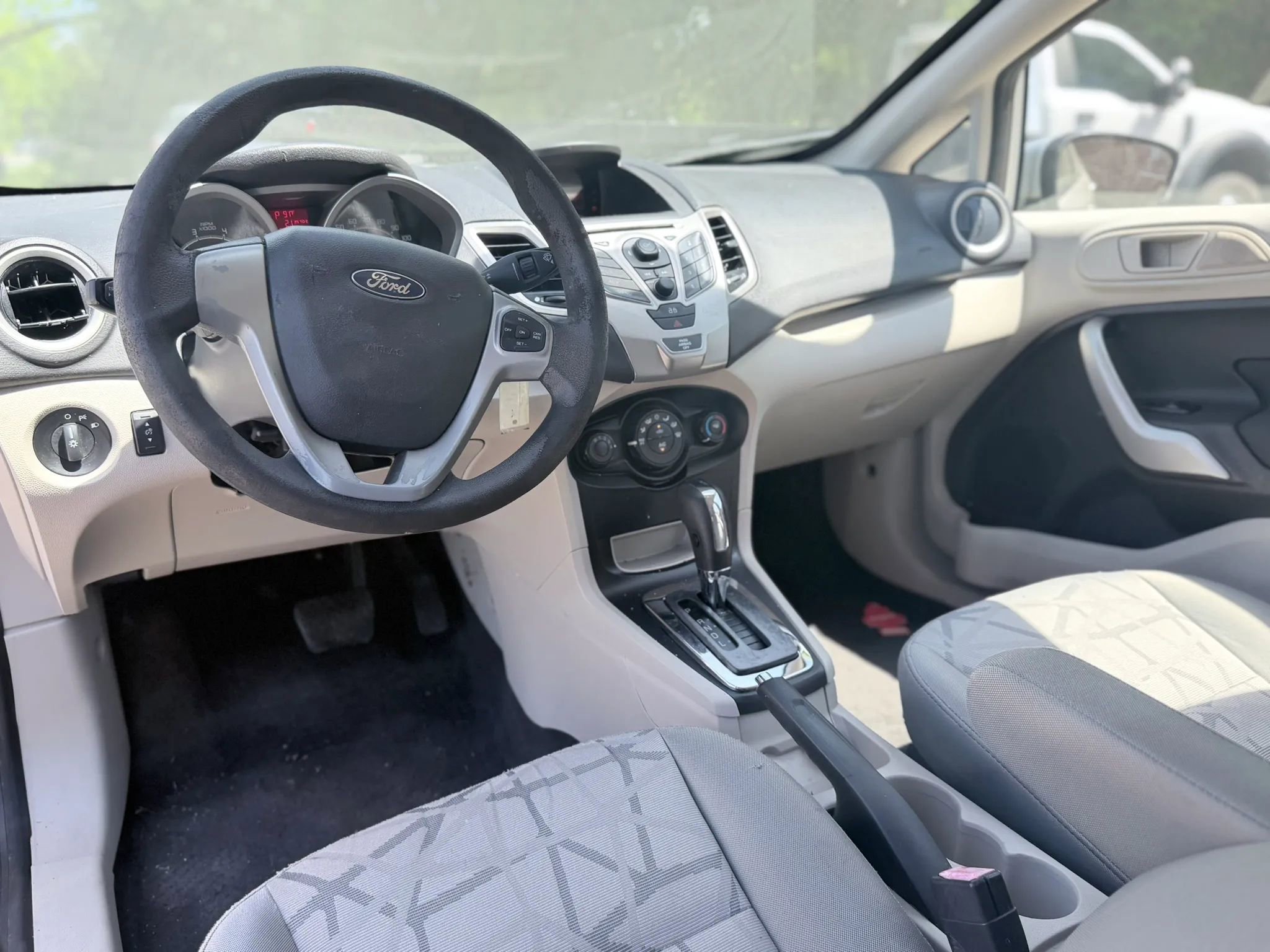 Used 2013 Ford Fiesta SE w/ Super Fuel Economy Pkg FWD image 7