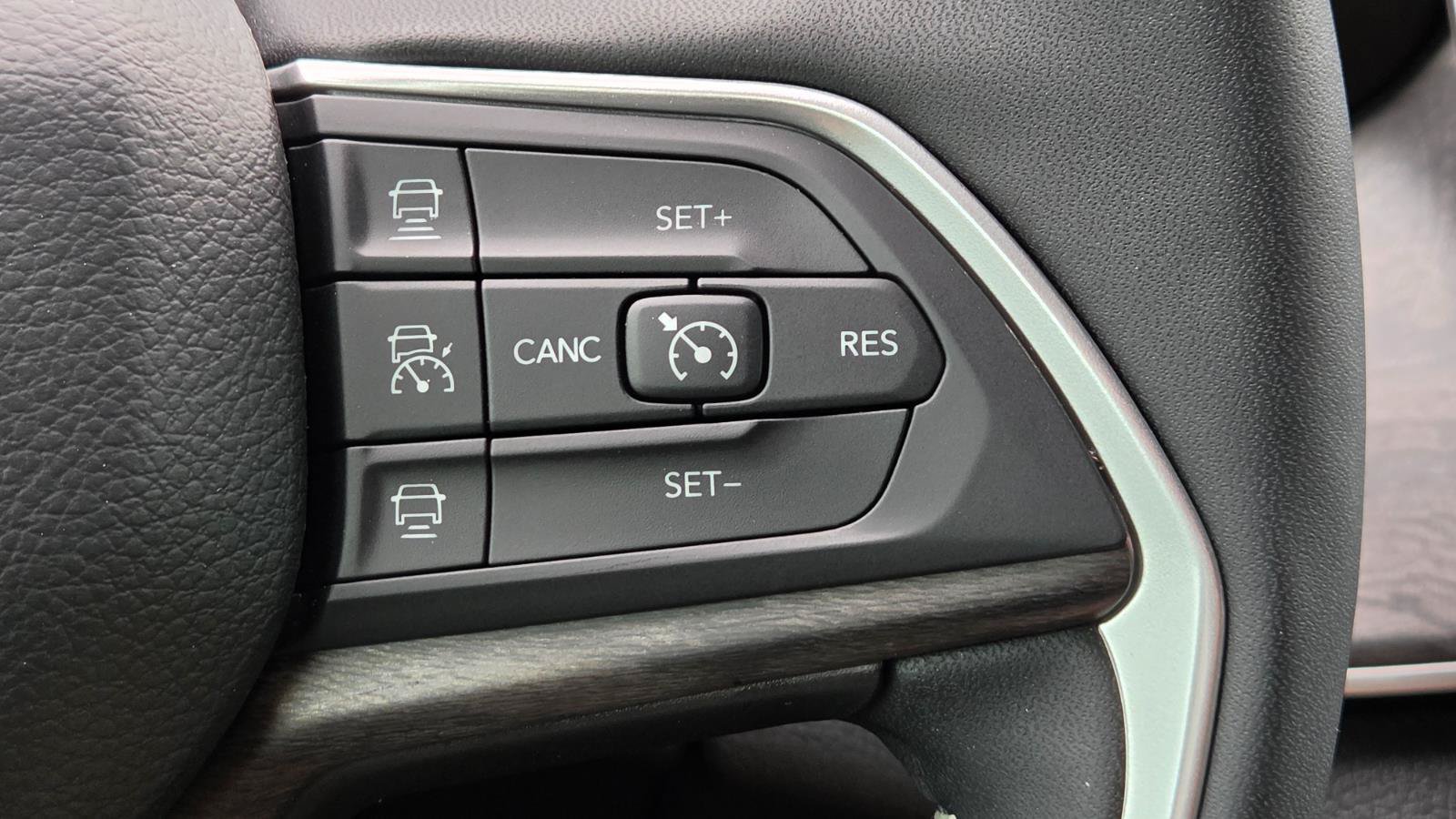 Used 2025 Jeep Grand Cherokee Limited w/ Luxury Tech Group II RWD image 28
