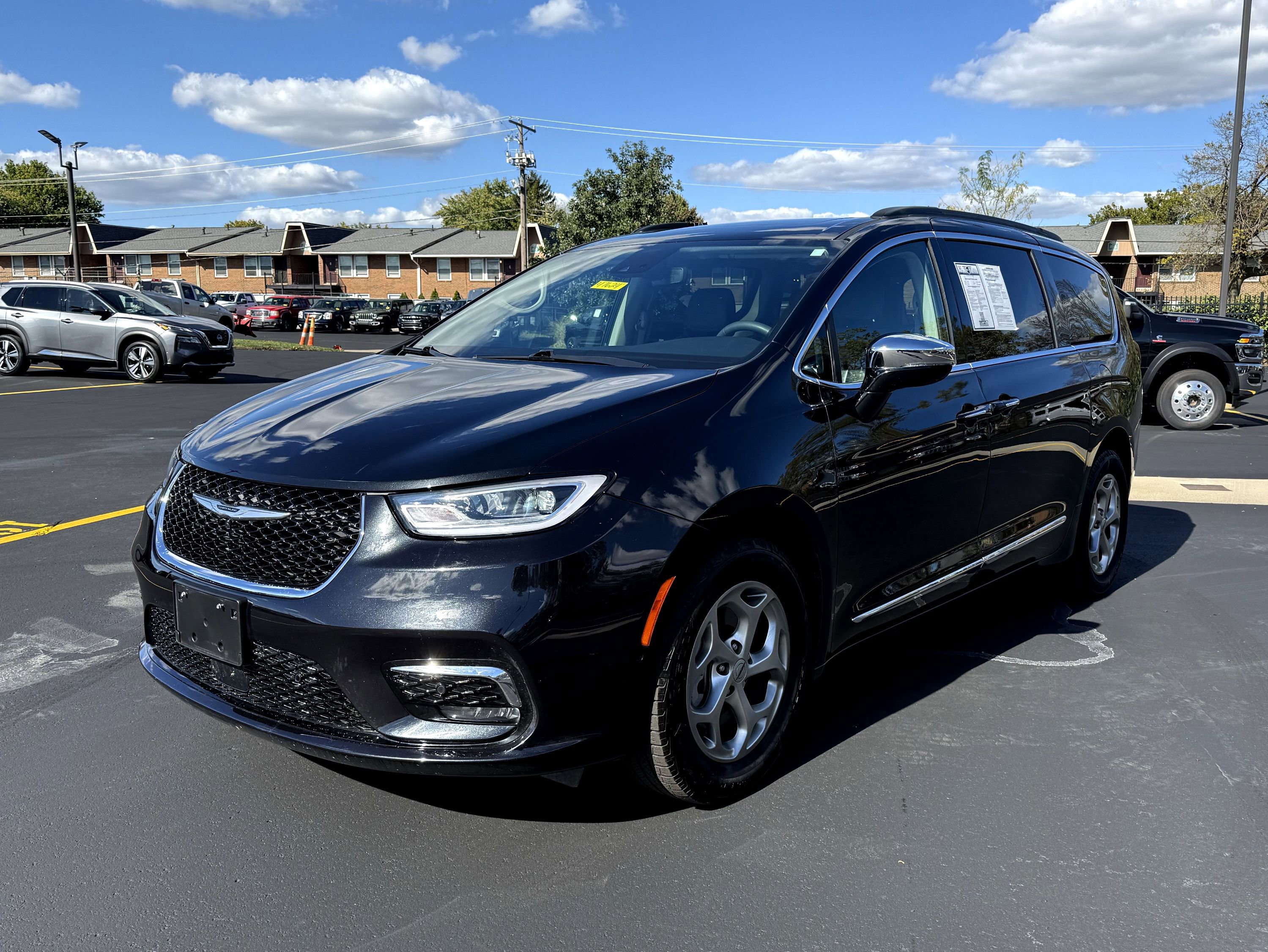 Used 2023 Chrysler Pacifica Limited w/ Uconnect Theater Family Group image 4