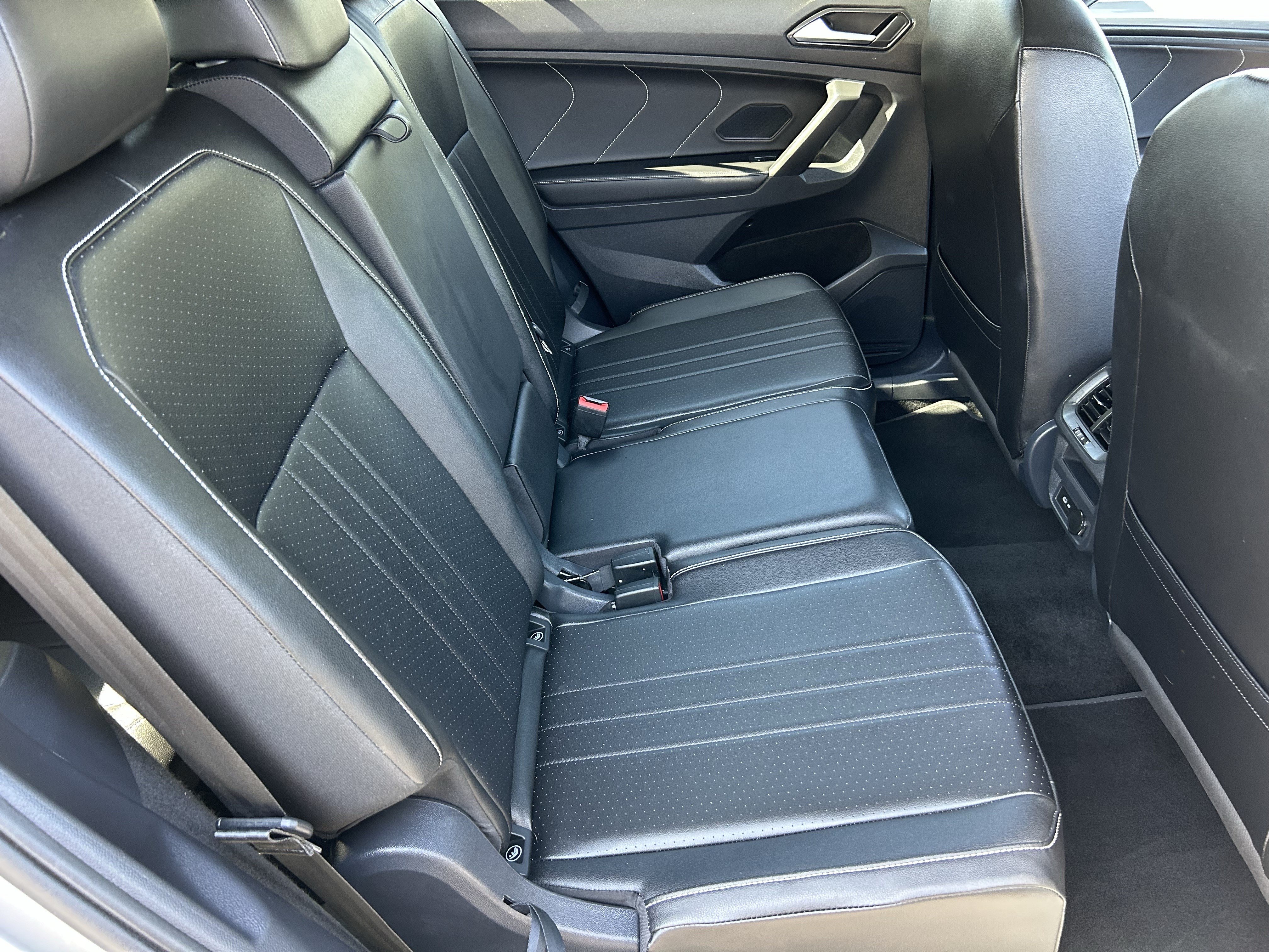 Used 2023 Volkswagen Tiguan SE R-Line FWD image 11