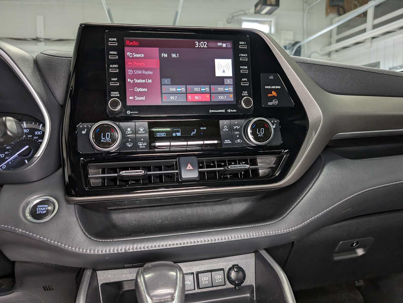 Used 2021 Toyota Highlander XLE AWD/4WD image 34