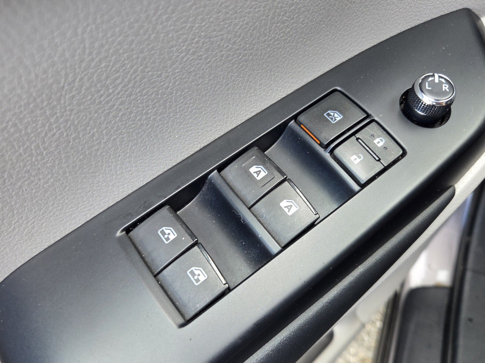 Used 2015 Toyota Highlander Plus FWD image 28