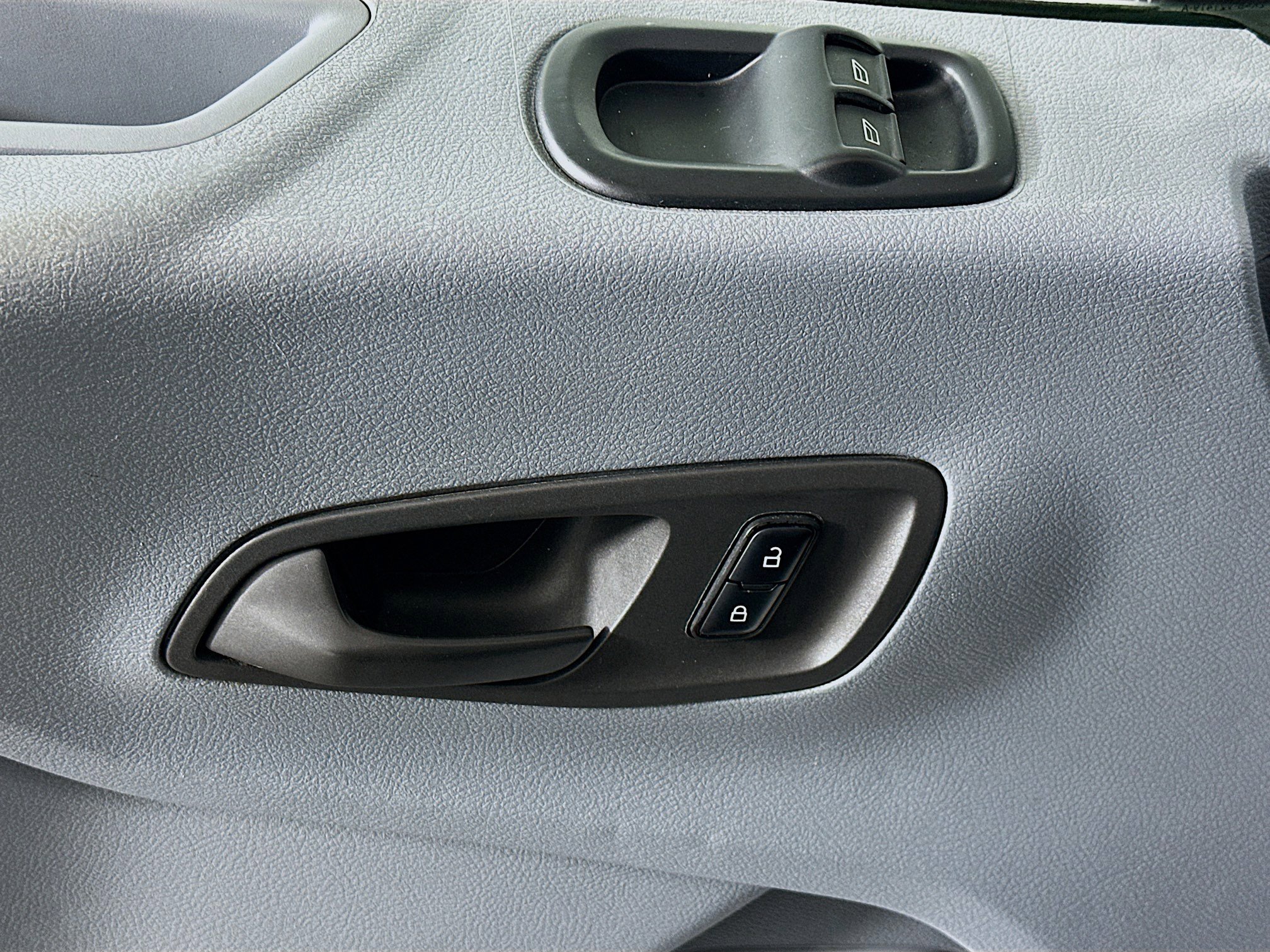 Used 2017 Ford Transit 350 XLT image 15