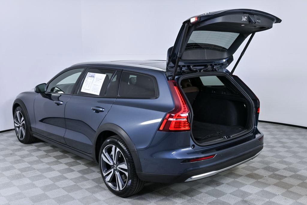 Used 2025 Volvo V60 B5 Cross Country Plus image 32