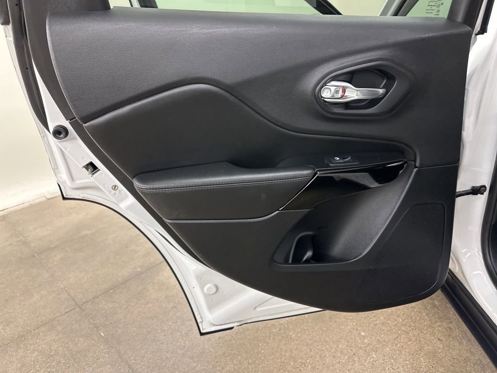 Used 2019 Jeep Cherokee Latitude Plus image 28