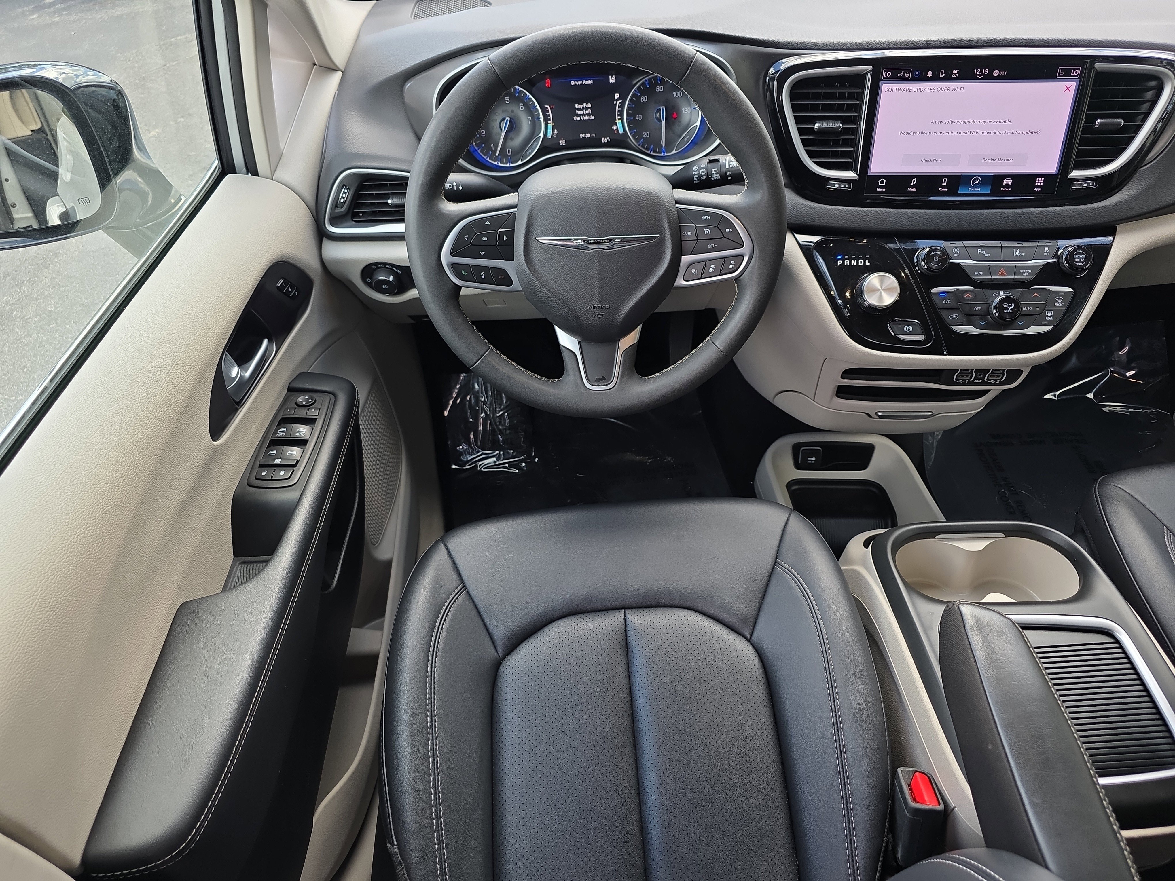 Used 2024 Chrysler Pacifica Touring-L FWD image 16